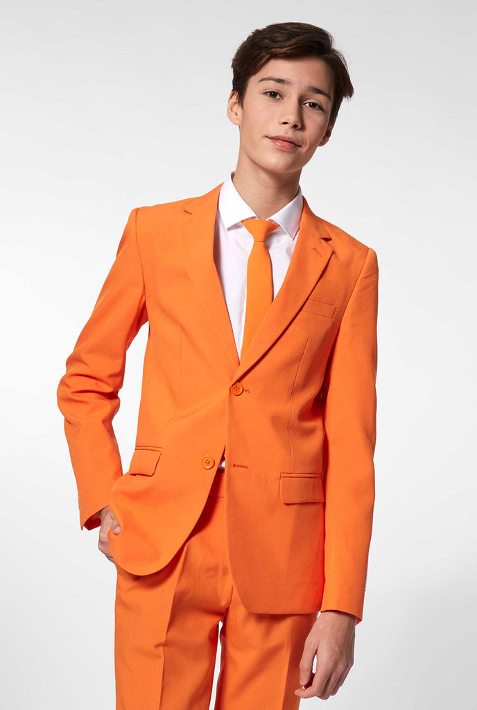Teenager, der Orange Formaler Anzug trägt