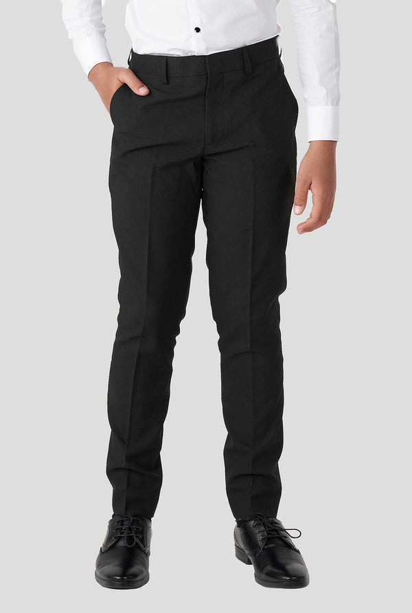 Teen, der weißen und schwarzen Hose trägt, teil vom Smoking