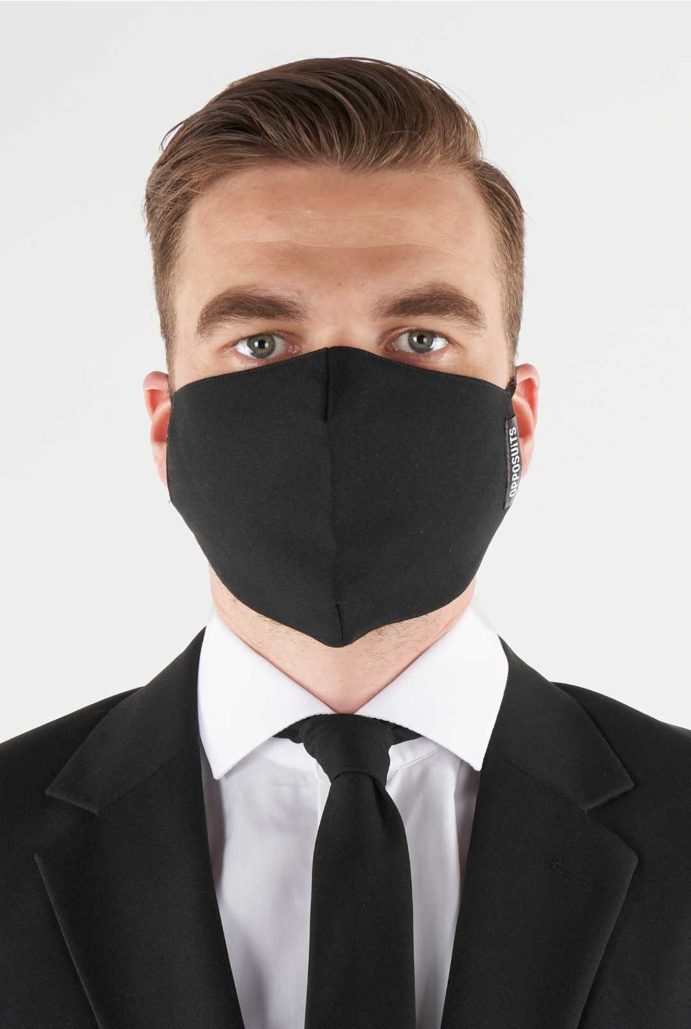 Mann, der Gesichtsmaske aus schwarzem Stoff trägt