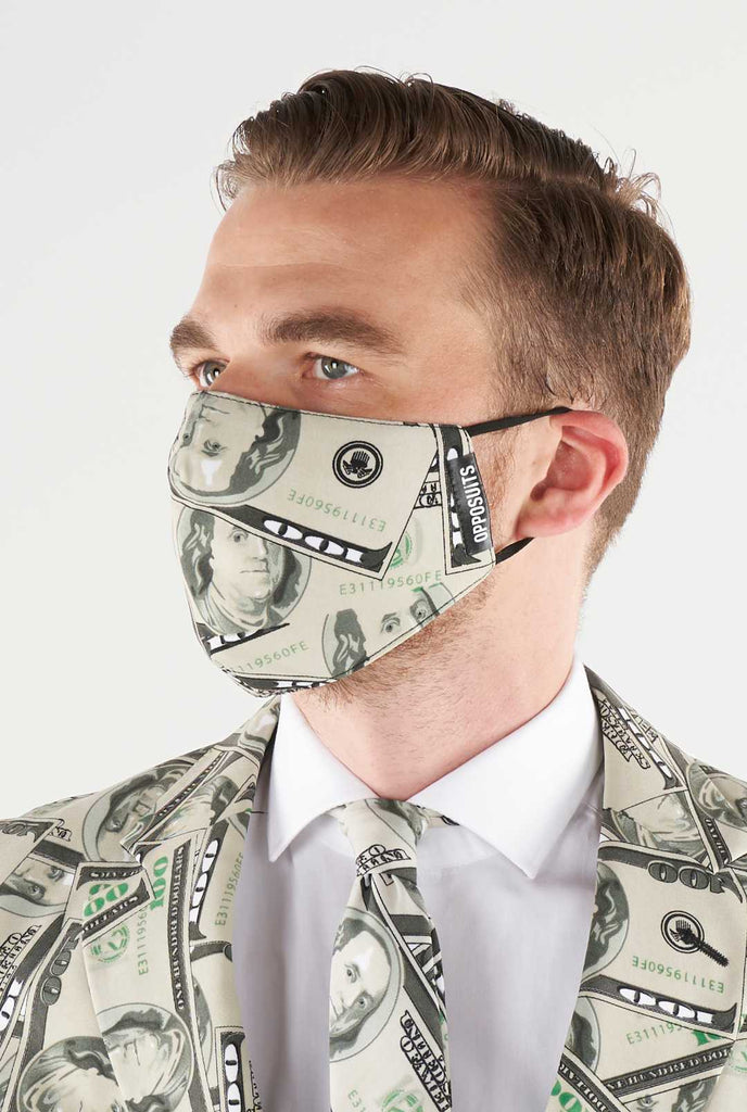 Mann, der eine Gesichtsmaske mit Dollardruck trägt