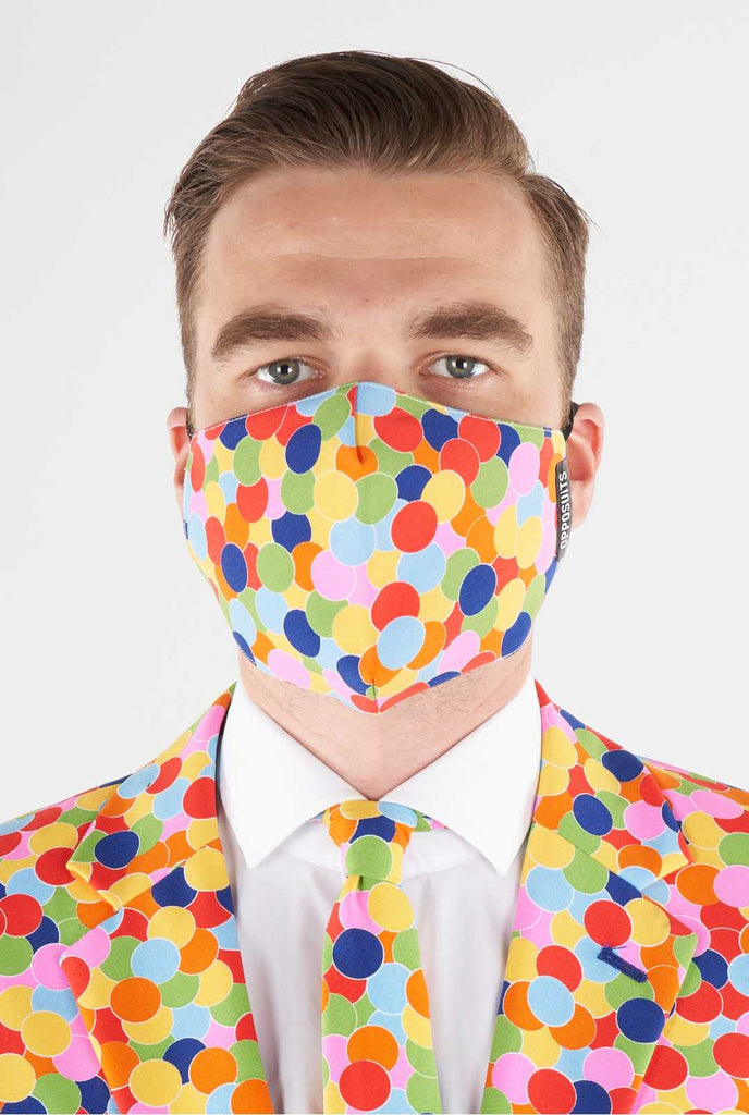 Mann, der Gesichtsmaske mit Konfetti -Druck trägt