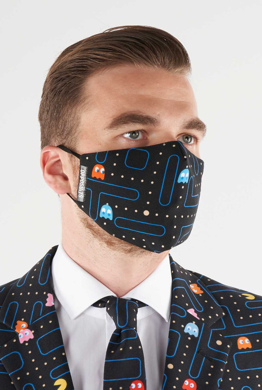 Mann, der Gesichtsmaske mit Pac-Man-Druck trägt