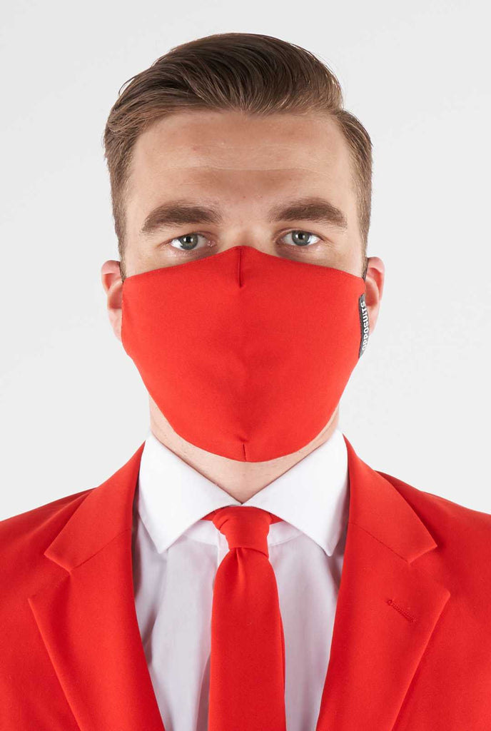 Mann, der rote Gesichtsmaske trägt