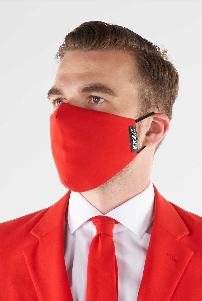 Mann, der rote Gesichtsmaske trägt