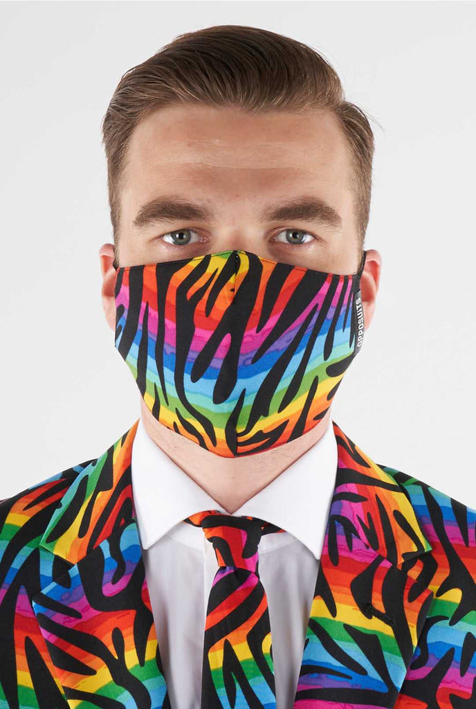 Mann, der Regenbogenfarbe mit Gesichtsmaske trägt