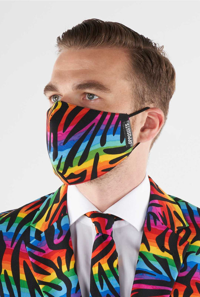 Mann, der Regenbogenfarbe mit Gesichtsmaske trägt