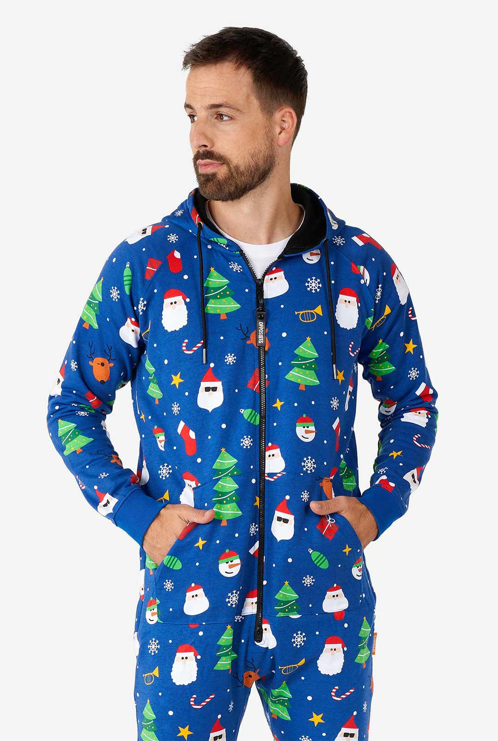 Mann der blauem Weihnachts-Strampler trägt