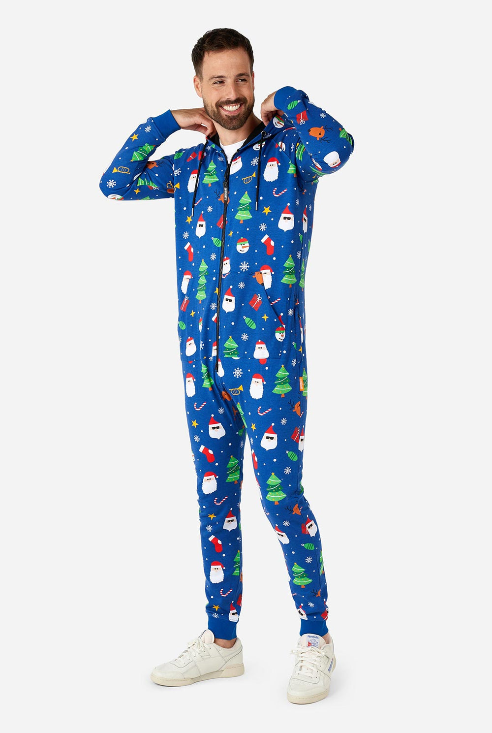 Mann der blauem Weihnachts-Strampler trägt