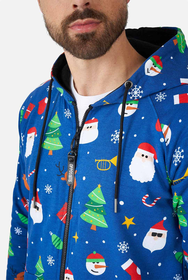 Mann der blauem Weihnachts-Strampler trägt, Nahaufnahme