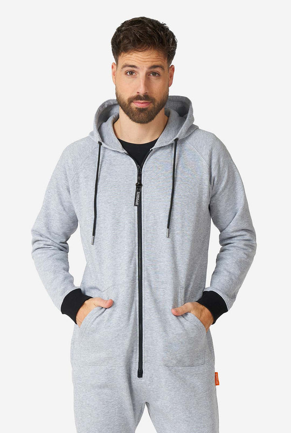 Mann, der graue Strampler trägt