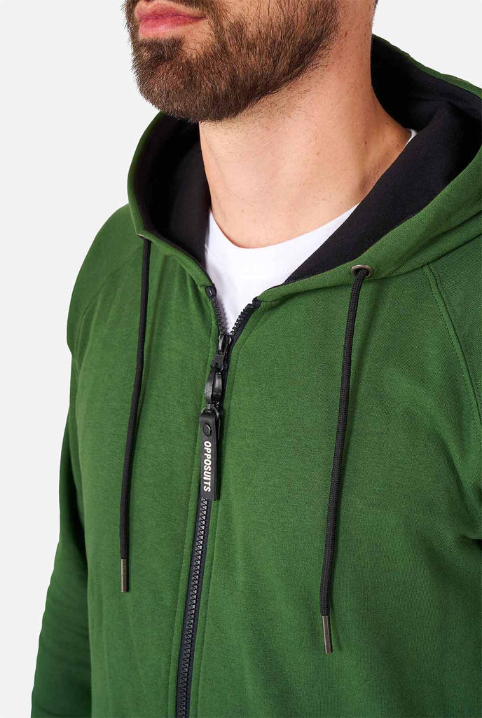Mann, der grünen Strampler trägt, Brust in der Nähe