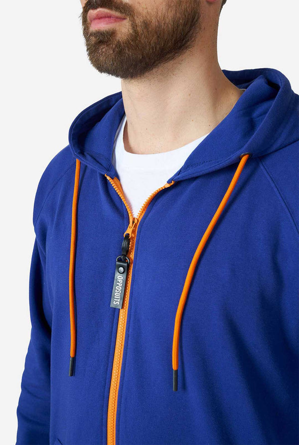 Mann, der dunkelblaue Strampler trägt, Brust in der Nähe