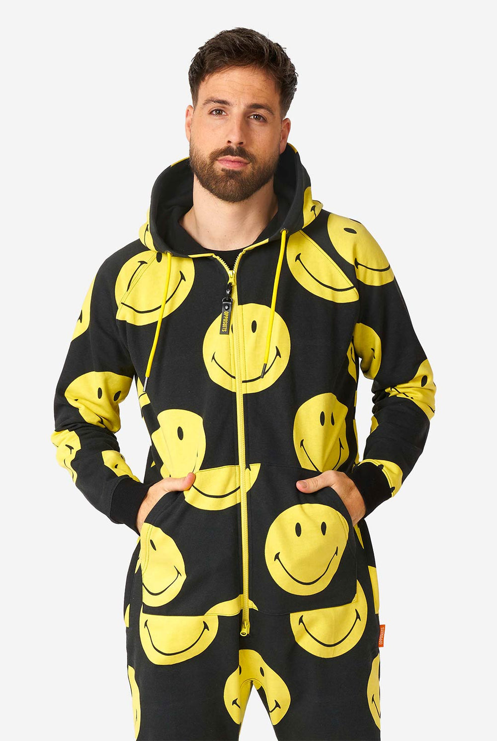 Frau trägt einen schwarzen Strampler mit gelbem Smiley Druck
