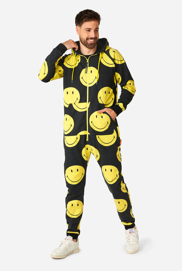 Mann, der einen schwarzen Strampler mit gelbem Smiley -Druck trägt