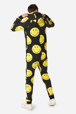 Mann, der einen schwarzen Strampler mit gelbem Smiley -Druck trägt, Blick von hinten