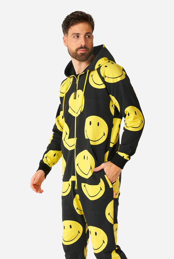 Mann, der einen schwarzen Strampler mit gelbem Smiley -Druck trägt