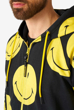 Mann trägt einen schwarzen Strampler mit gelbem Smiley, Brust in der Nähe