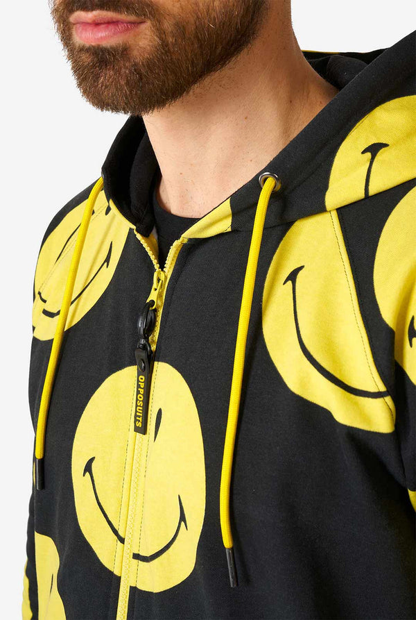 Mann trägt einen schwarzen Strampler mit gelbem Smiley, Brust in der Nähe