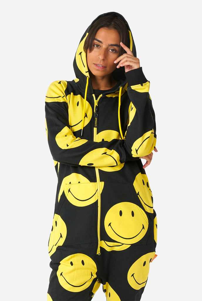 Frau trägt einen schwarzen Strampler mit gelbem Smiley Druck