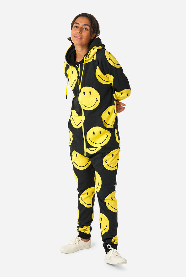 Frau trägt einen schwarzen Strampler mit gelbem Smiley Druck