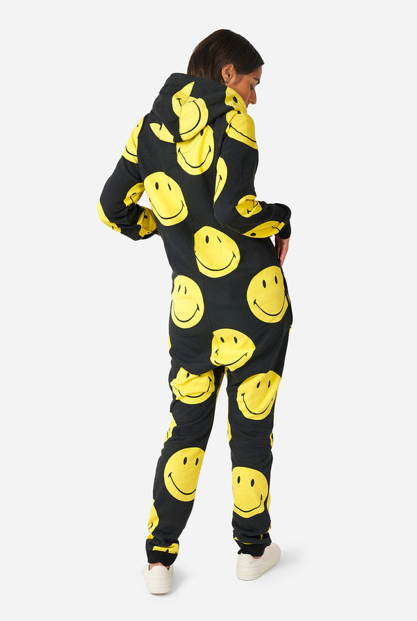 Frau, die einen schwarzen Strampler mit gelbem Smiley -Druck trägt, Blick von hinten