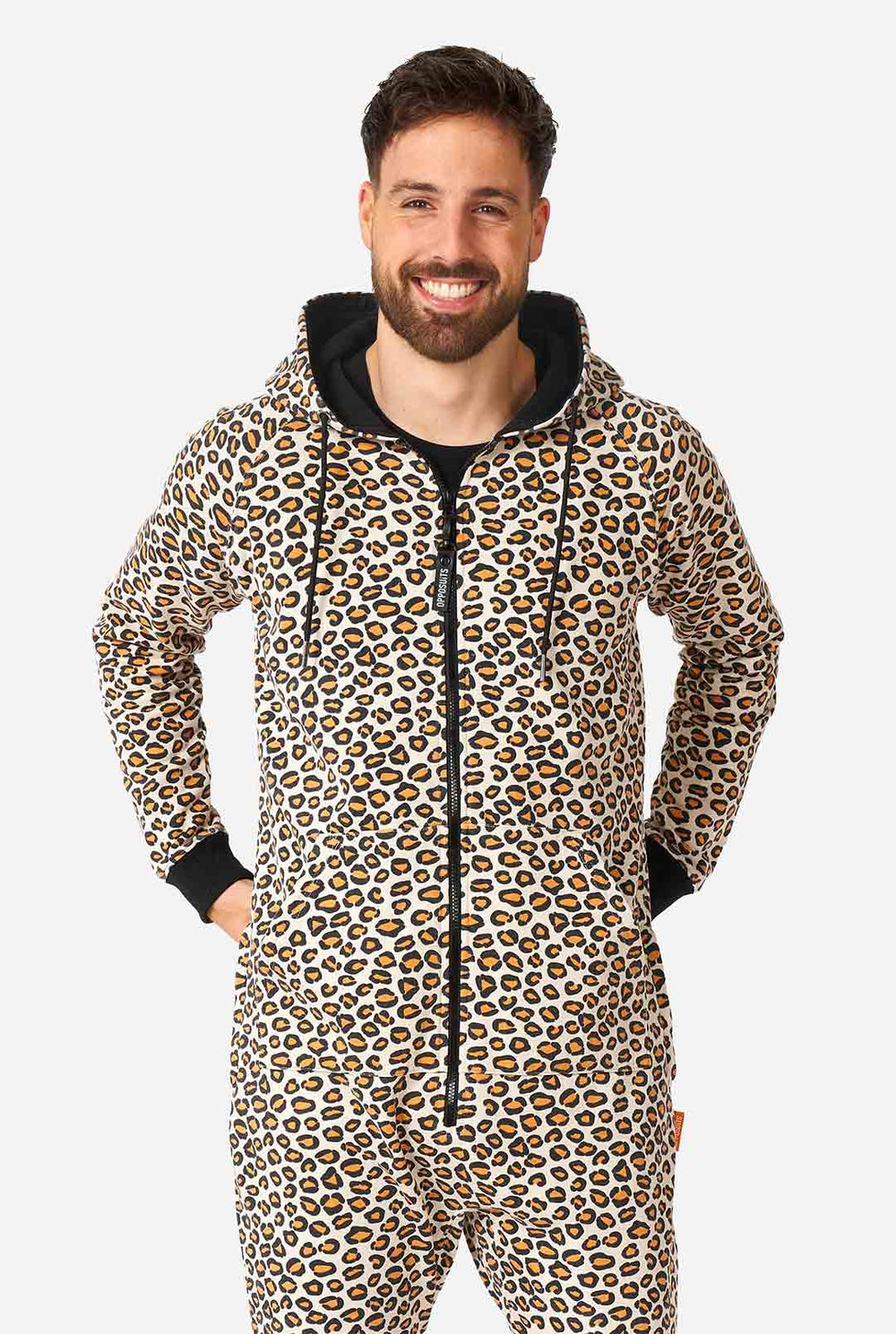 Frau trägt Strampler mit Jaguar/Panther-Aufdruck