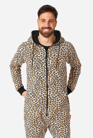 Mann trägt Strampler mit Jaguar/Panther-Aufdruck