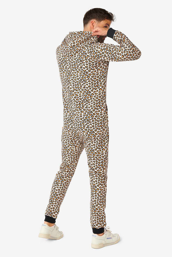 Mann trägt Strampler mit Jaguar/Panther-Aufdruck, Blick von hinten
