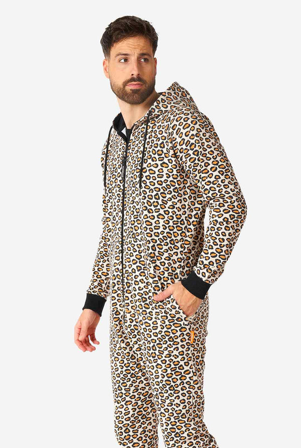 Mann trägt Strampler mit Jaguar/Panther-Aufdruck