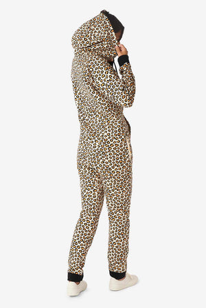 Frau trägt Strampler mit Jaguar/Panther-Aufdruck, Blick von hinten