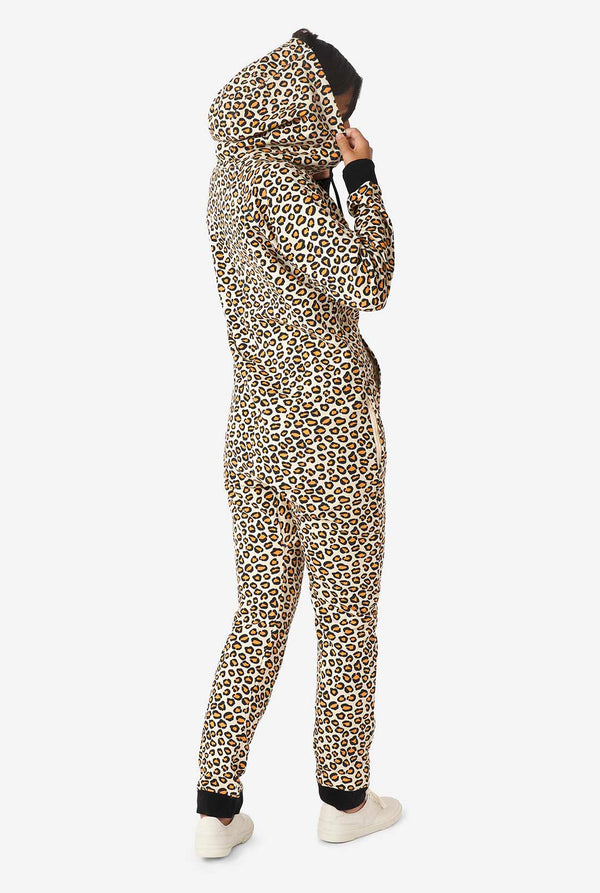 Frau trägt Strampler mit Jaguar/Panther-Aufdruck, Blick von hinten