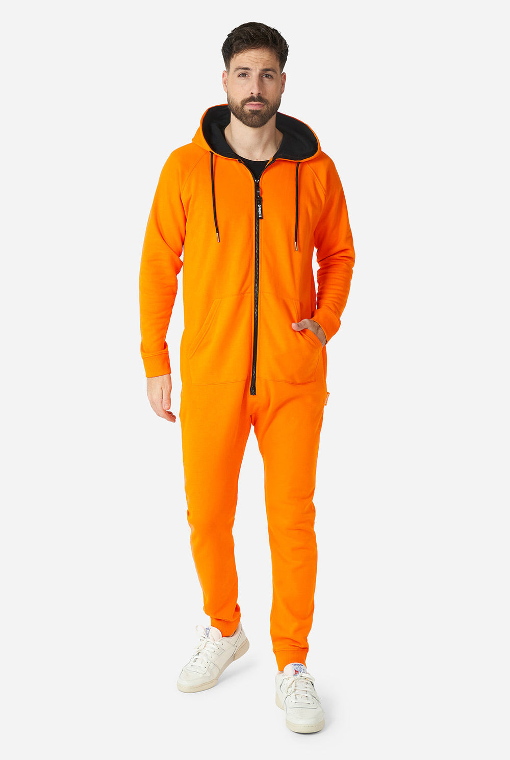 Mann, der Orangen -Strampler trägt