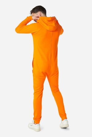 Mann, der Orangen -Strampler trägt, Blick von hinten