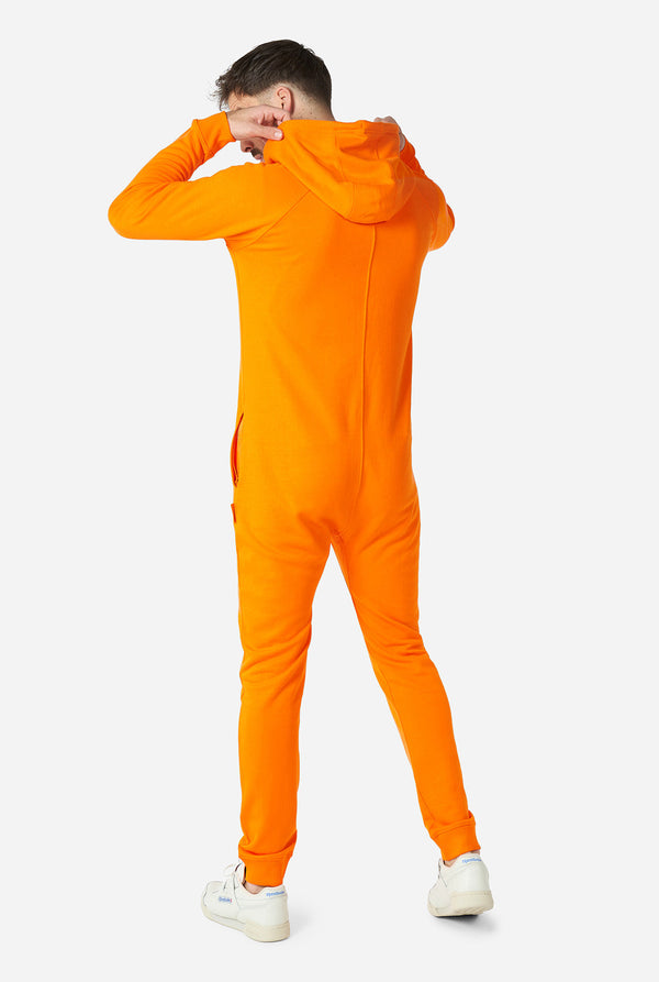 Mann, der Orangen -Strampler trägt, Blick von hinten