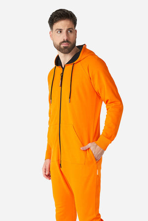 Mann, der Orangen -Strampler trägt