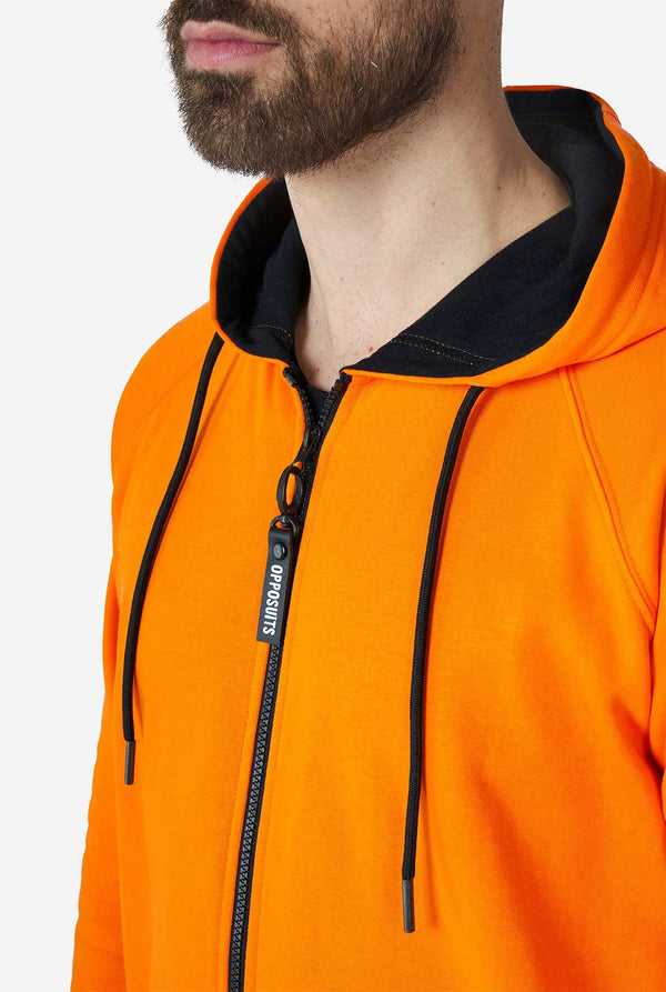 Mann, der Orangen -Strampler trägt, Nahaufnahme