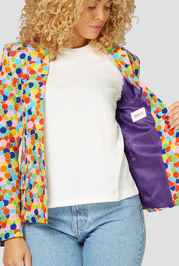 Multi -Color -Konfetti -Druckjacke von einer Frau, die in der Jacke zeigt