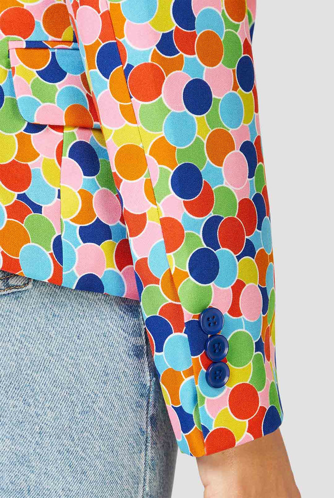 Multi -Farb -Konfetti -Druckjacke von einer Frau in der Nähe der Manschette getragen