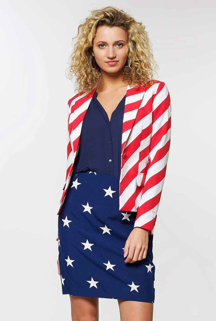 Frauen patriotischer amerikanischer Flaggenanzug von Frau getragen