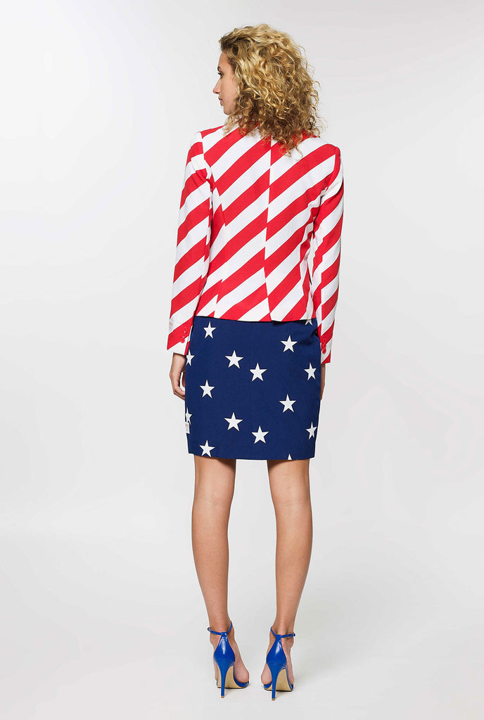 Frauen patriotisch amerikanischer Flaggenanzug von Frau View von hinten getragen
