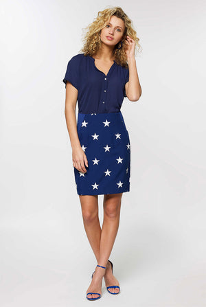 Frauen patriotischer amerikanischer Flaggenanzug von Frau getragen