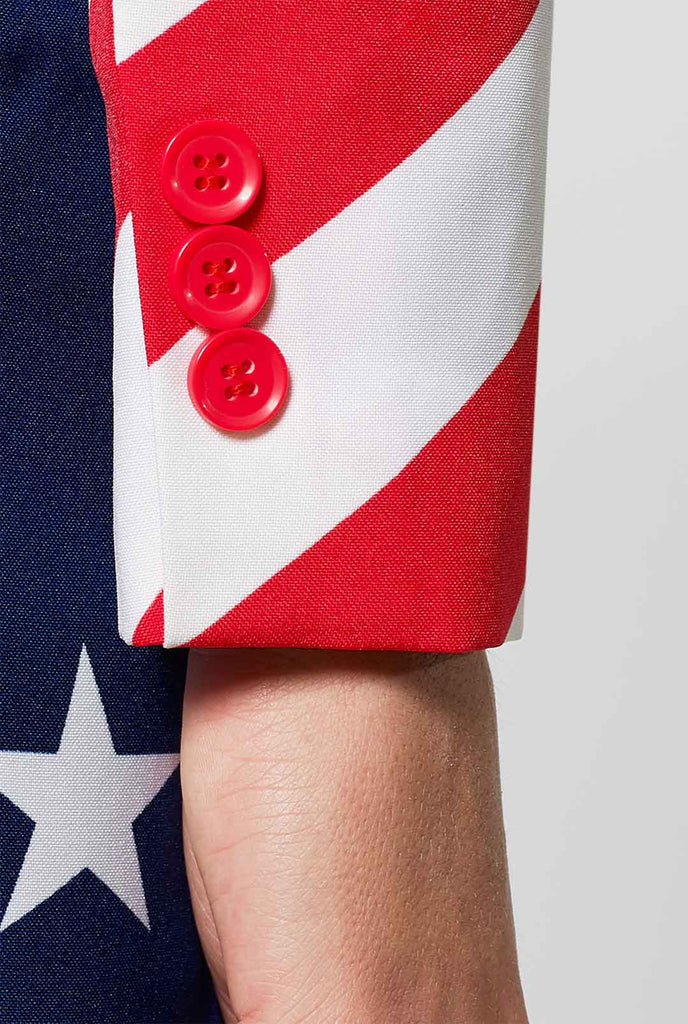 Patriotische amerikanische Flaggenanzug der Frauen, die von der Frau getragen wurde, zoomte im Ärmel ein