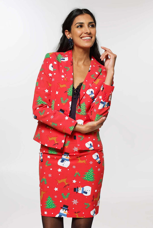 Frau, die roten Weihnachtsanzug trägt