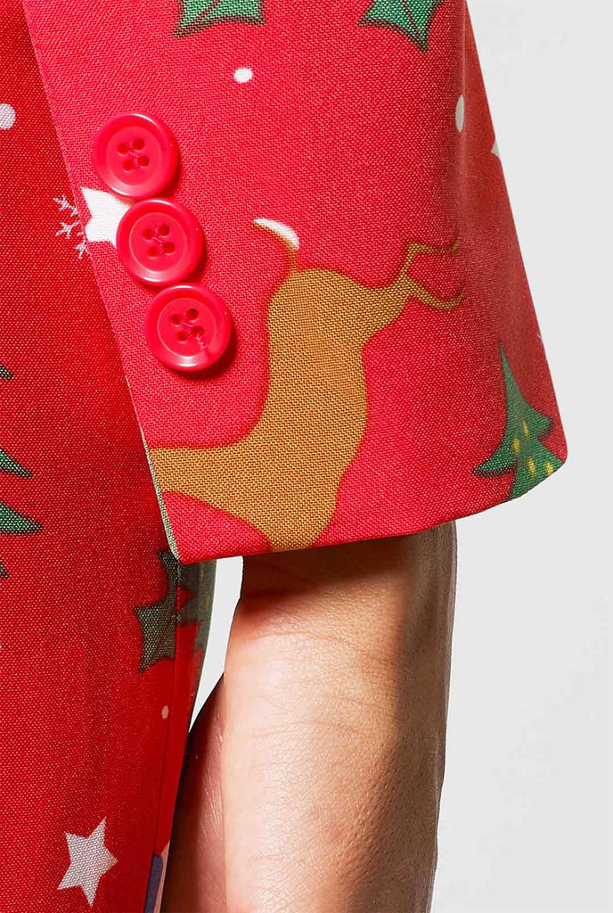 Frau, die roten Weihnachtsanzug trägt, Ärmel in der Nähe