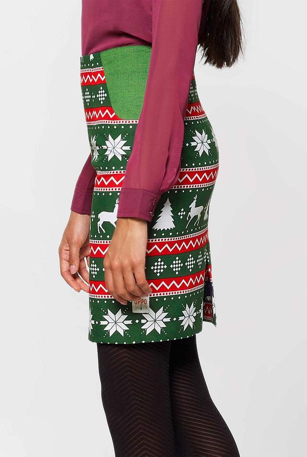 Frau trägt einen grünen und roten Weihnachtsanzug, Blick auf Rock