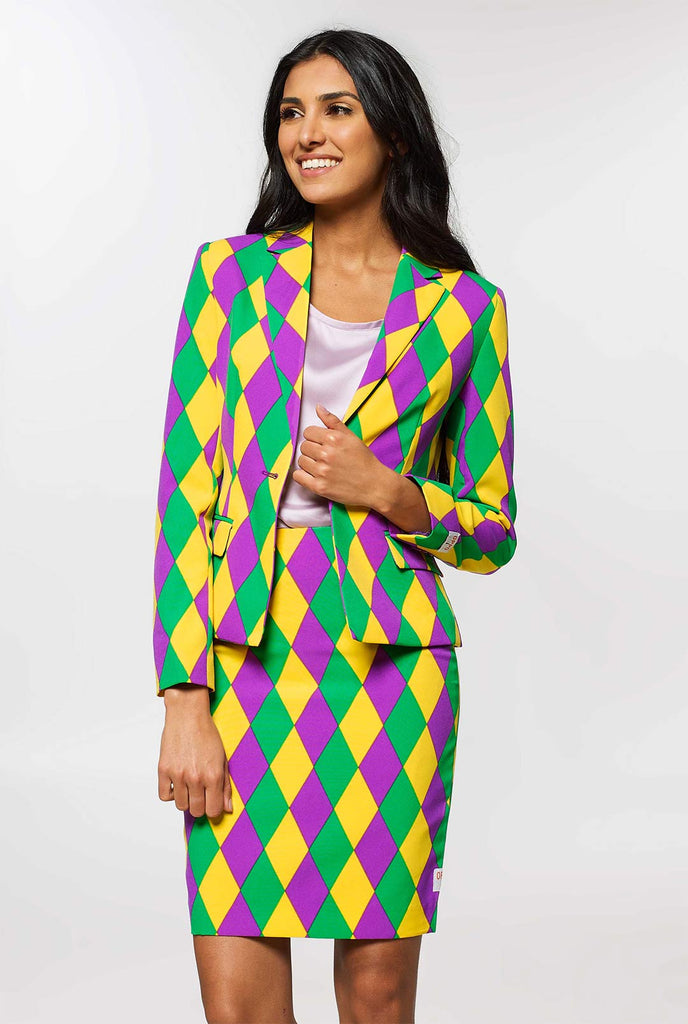 Frau, die Multi -Color Mardi Gras Anzug trägt