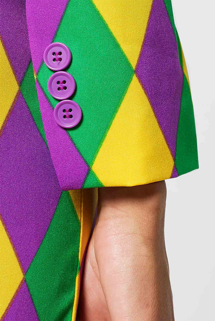 Frau, die Multi -Color Mardi Gras -Anzug trägt, Nahaufnahme Ärmel