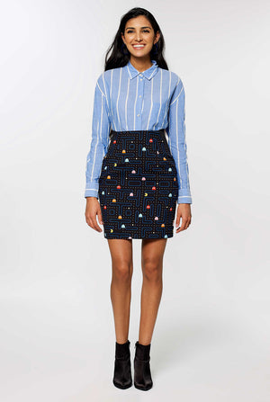 Frau, die schwarze Kleideranzug mit Pac-Man-Druck trägt