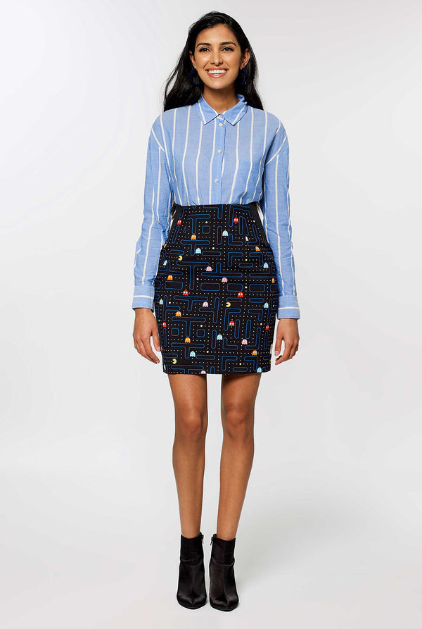 Frau, die schwarze Kleideranzug mit Pac-Man-Druck trägt