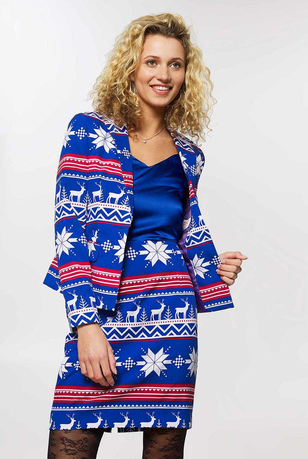 Frau, die einen blauen und roten nordischen Weihnachtsanzug trägt